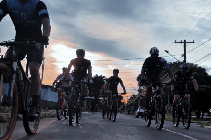 Imagem: No dia 10 de março, é celebrado o Dia Estadual de Conscientização e Proteção ao Ciclista. Na foto, grupo de pedal se reúne a partir das 5h30 aos finais de semana.