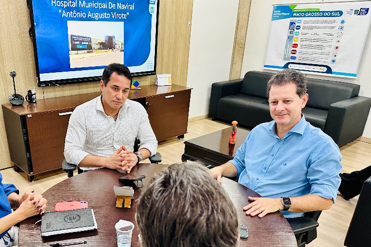 Imagem: Prefeito Rodrigo Sacuno e deputado estadual Renato Câmara acompanham atentamente as orientações do secretário estadual de Saúde, Dr. Maurício Corrêa, durante reunião sobre melhorias no atendimento hospitalar de Naviraí.