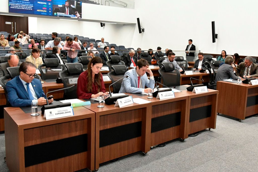 Imagem: Deputados estaduais analisam e votam os projetos durante a sessão plenária da Assembleia Legislativa 