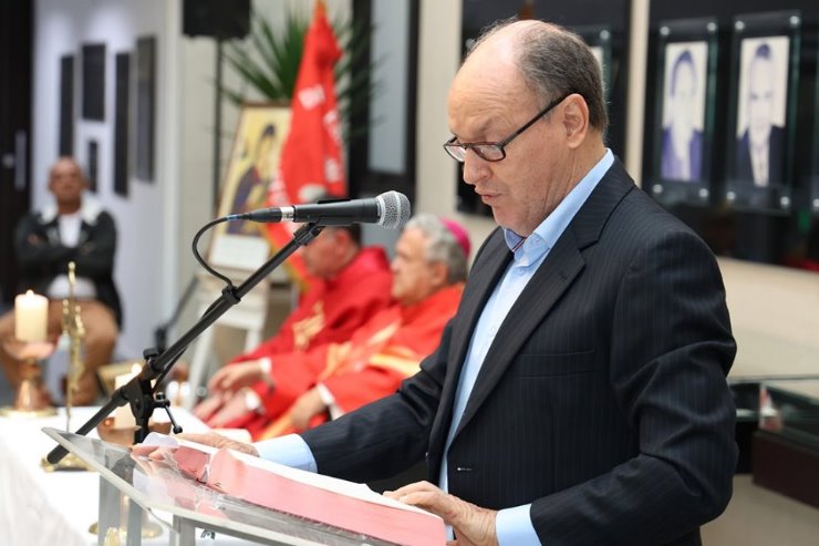 Imagem: Junior Mochi fez a primeira leitura da missa do Divino Espírito Santo