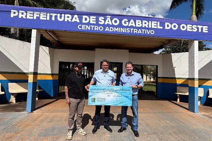 Imagem: Da esquerda para a direita, vereador Valter Brandão, Leocir Montanha e o deputado Renato Câmara exibem o cheque simbólico da emenda destinada ao município.