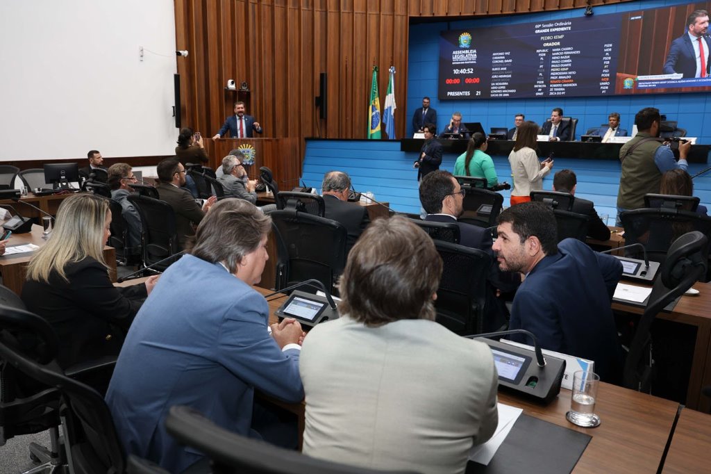 Imagem: Deputados estaduais analisam e votam os projetos durante a sessão plenária da Assembleia Legislativa 