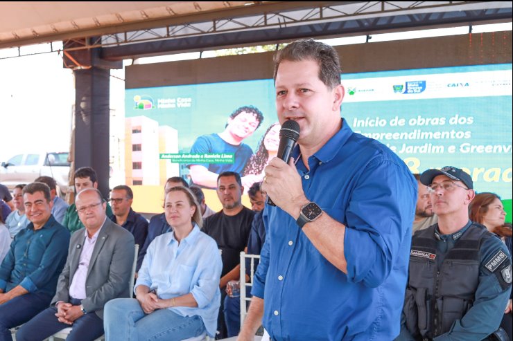 Imagem: Renato Câmara, na condição de vice-presidente da Assembleia Legislativa, participou do evento que deu início à construção das moradias populares em Dourados.