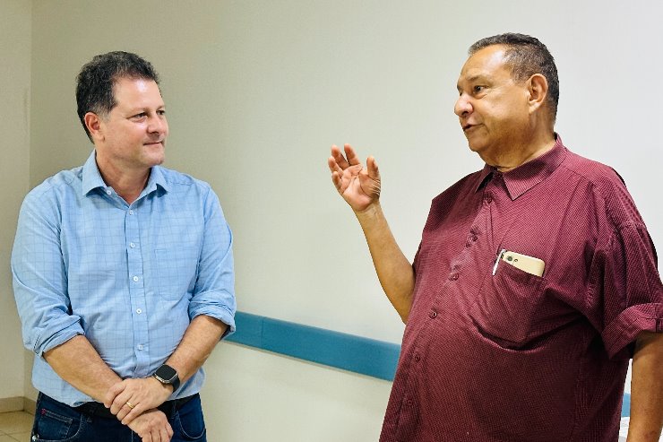 Imagem: Renato Câmara ao lado do diretor administrativo do Hospital Funrural, Eulálio Abel Barbosa, durante a entrega do novo eletrocardiograma.