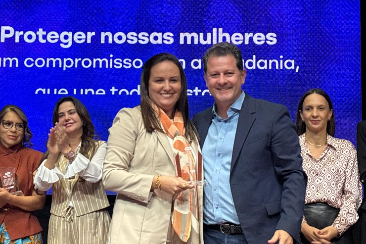Imagem: Andrea Machado, gerente de controles operacionais da Adecoagro, recebe homenagem no encerramento do Agosto Lilás, empresa lembrada por Renato Câmara como exemplo de compromisso do setor privado com a proteção das mulheres.