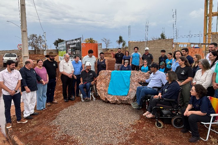 Imagem: Autoridades descerram a placa da pedra fundamental da construção da nova sede da Associação Supera, em Sidrolândia, que já atende mais de 200 pessoas com deficiência.