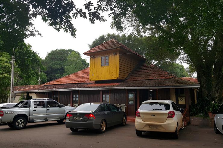 Imagem: Fachada do Restaurante Água Rica, fundado em 1958 e tombado como de Valor Relevante Histórico e Cultural pelo Decreto nº 1.585/2017, patrimônio que se tornou referência para viajantes na BR-163.