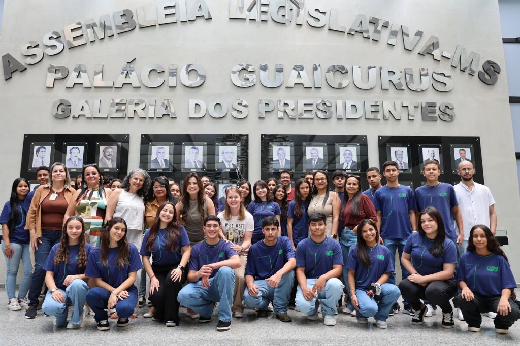 Imagem: Estudantes visitaram as dependências da Casa de Leis e conversaram com a deputada no Plenarinho Nelito Câmara