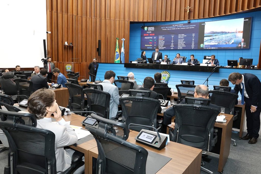 Imagem: Deputados estaduais analisam e votam os projetos durante a sessão plenária da Assembleia Legislativa 