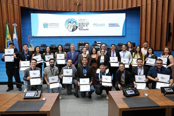 Imagem: A sessão homenageou personalidades que se destacaram pelos serviços prestados em prol da juventude