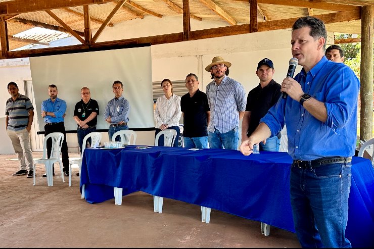 Imagem: Renato Câmara fala aos produtores durante a 2ª Comitiva Leite Ativo, em Batayporã, destacando a importância de ouvir dificuldades no campo e esclarecer sobre crédito, genética e manejo para fortalecer a cadeia leiteira.