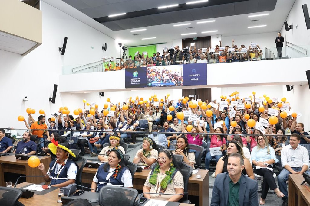 Imagem: Plenário ficou lotado com a presença de agentes comunitários de saúde e agentes de combate às endemias, que se manifestaram em favor da PEC com balões laranjas