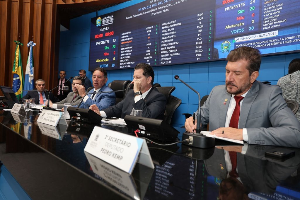 Imagem: Entre os assuntos debatidos pelos parlamentares durante a sessão plenária, a campanha Outubro Rosa