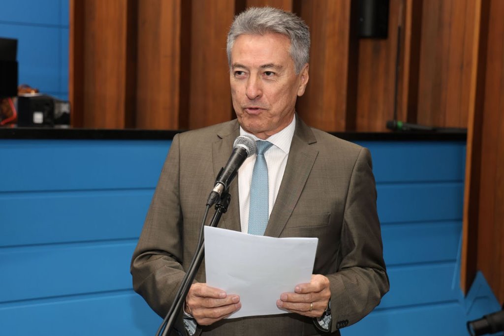 Imagem: Roberto Hashioka durante sessão ordinária na ALEMS; parlamentar é o autor da Resolução