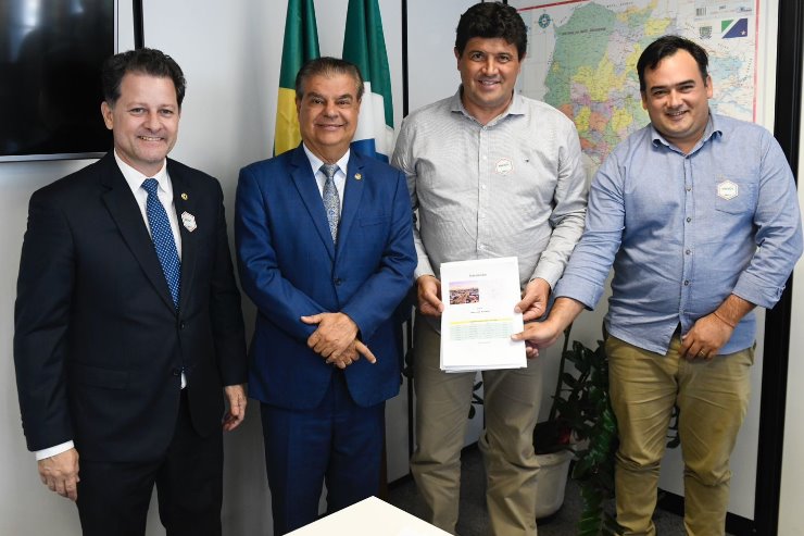 Imagem: Ao lado do prefeito Rodrigo Basso e do secretário de Agricultura e Abastecimento, Clayton Martins Teixeira, Renato intermediou agenda com o senador Nelsinho Trad para ampliar investimentos em Sidrolândia