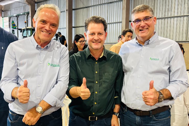 Imagem: Renato Câmara com Jorge Michelc, presidente da Aprosoja/MS, e Paulo Stefanello, presidente do Sindicato Rural de Sidrolândia e 1º diretor administrativo da entidade, durante a abertura nacional da safra de soja.