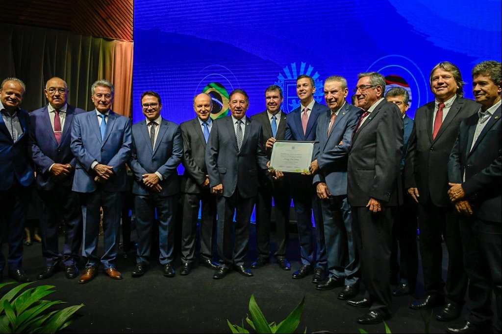 Imagem: Deputados entregaram Título de Cidadão Sul-Mato-Grossense ao presidente Santiago Peña