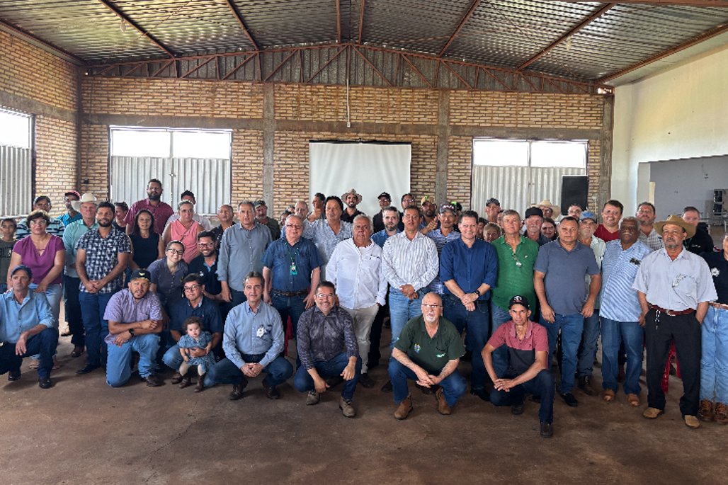 Imagem: Produtores, autoridades e lideranças reunidos em Nova Andradina no encerramento da 3ª Comitiva Leite Ativo — união que, segundo Renato, é essencial para enfrentar as distorções do mercado, fortalecer o setor e garantir renda a quem vive do campo.