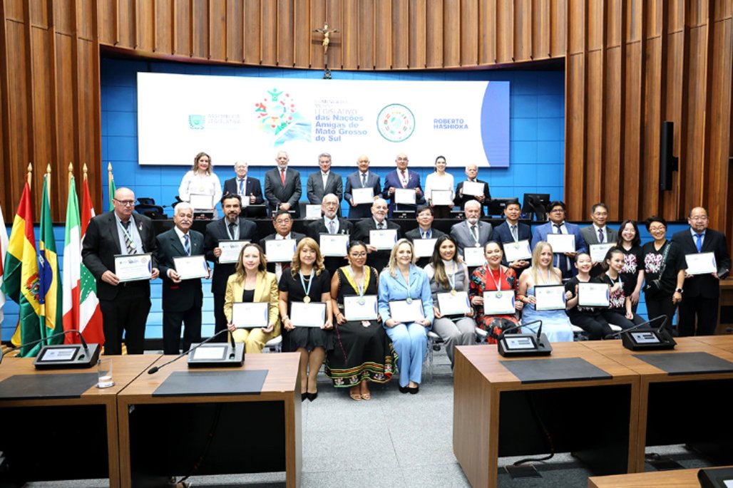 Imagem: Presidida pelo deputado Roberto Hashioka, a Sessão Solene de Outorga da Comenda do Mérito Legislativo das Nações Amigas de Mato Grosso do Sul homenageou 29 pessoas e entidades