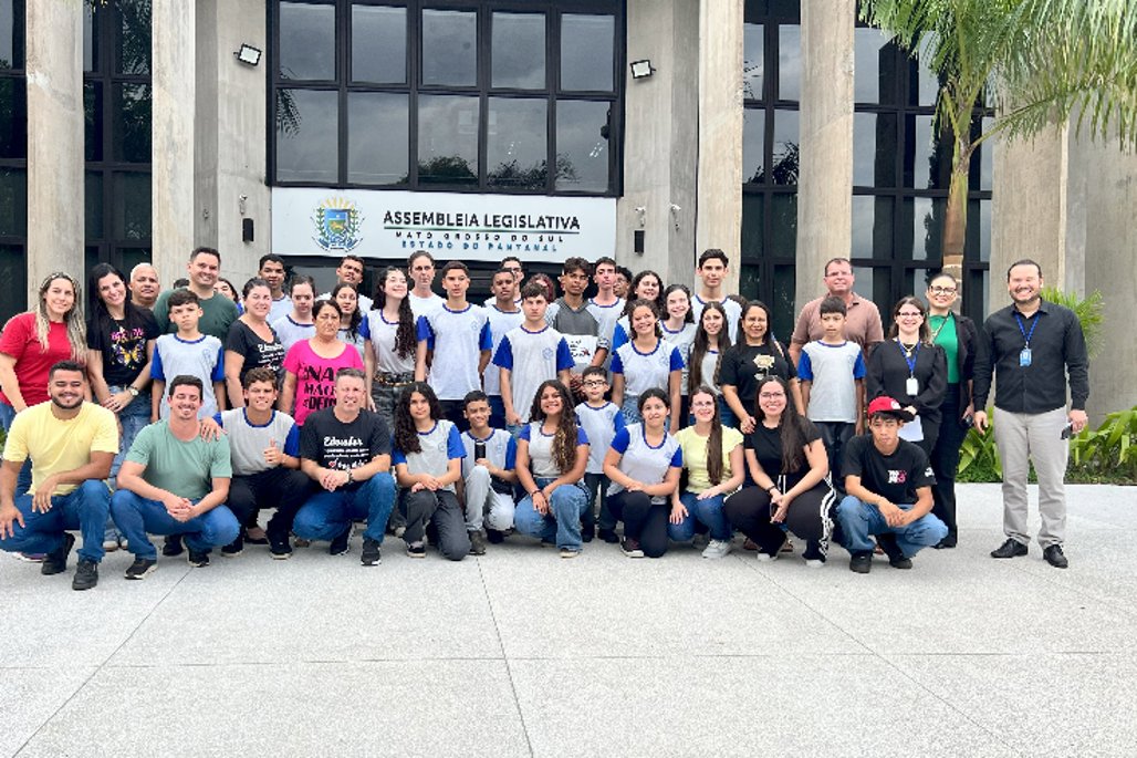 Imagem: Alunos da Escola Estadual Carlos Bernardes Staut, de Ribeirão dos Índios (SP), estiveram na Assembleia Legislativa, por proposição do deputado Roberto Hashioka