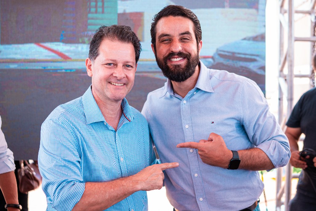 Imagem: O deputado Renato Câmara e o prefeito Jean Gomes durante a entrega das obras dque beneficiam oito bairros e incluem a construção da ponte sobre o córrego Iretan.