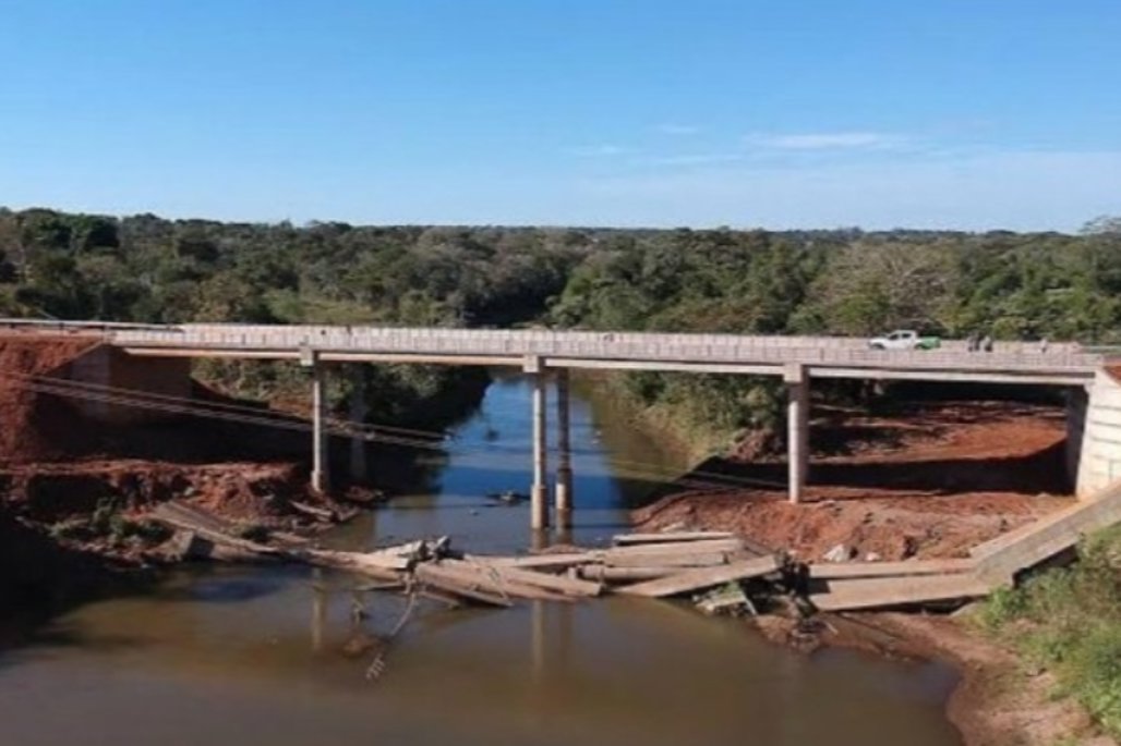 Imagem: Entulhos da antiga ponte sobre o Rio Santo Antônio, na MS-382