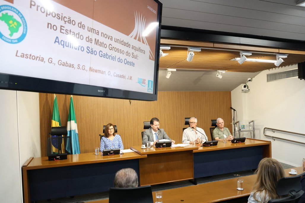 Imagem: Reunião, conduzida pelo deputado Renato Câmara, coordenador da Frente Parlamentar, foi realizada no plenarinho da Casa de Leis