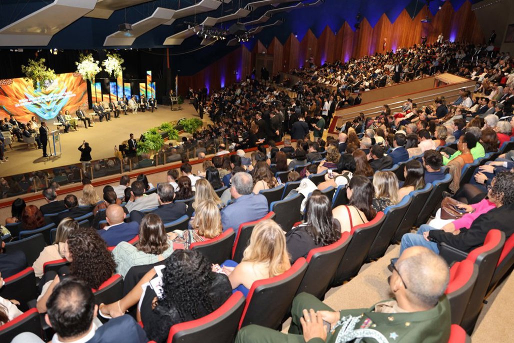 Imagem: Noite de comemoração ontem no auditório Rubens Gil de Camillo, o reconhecimento do Legislativo a quem muito fez por Mato Grosso do Sul