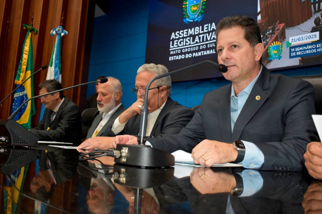 Imagem: O deputado Renato Câmara (à direita) preside o VI Seminário Estadual da Água, que resultou em documento com medidas para fortalecer a gestão da água no estado
