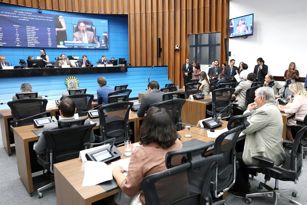 Imagem: Deputados durante sessão plenária da Assembleia Legislativa de Mato Grosso do Sul; sessão tem início às 9h e é aberta a toda sociedade