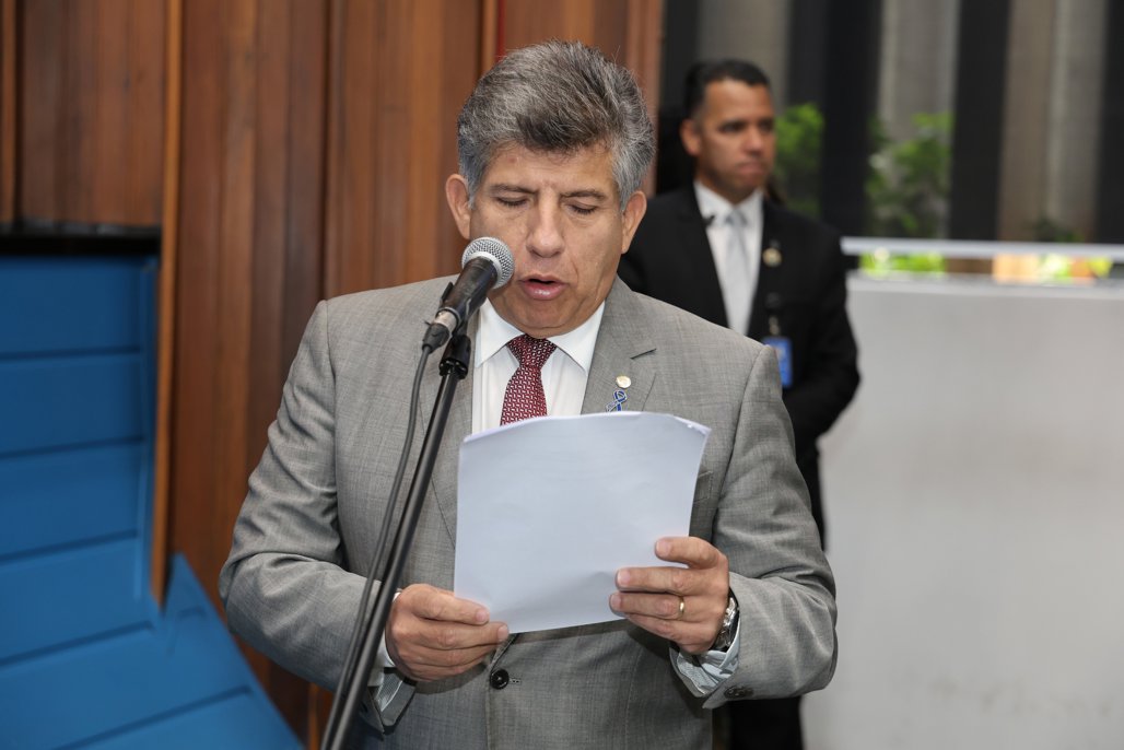 Imagem: Deputado Lidio Lopes, autor das propostas, durante sessão plenária na Assembleia Legislativa