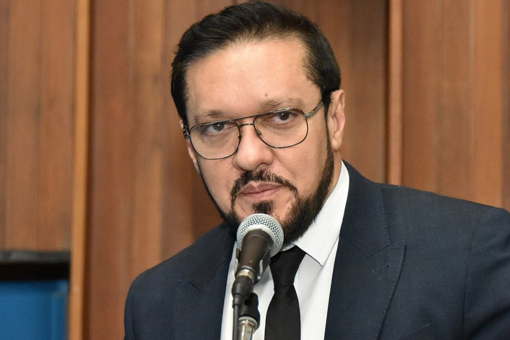 Imagem: Deputado Lucas de Lima, durante sessão plenária na ALEMS; parlamentar é o propositor da sessão solene