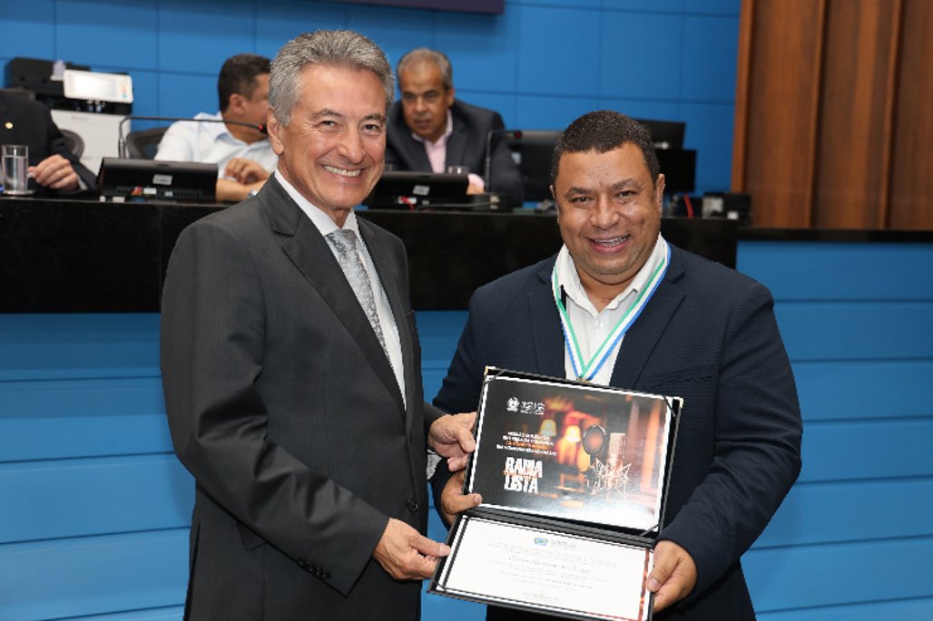 Imagem: Edson da Rádio, homenageado por Hashioka, apresenta uma programação de notícias e entrevistas na Rádio Flor do Vale FM de Taquarussu