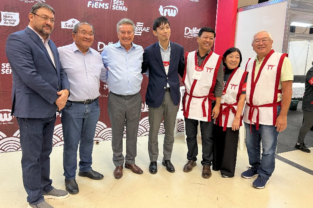 Imagem: Deputado Roberto Hashioka ao lado do Cônsul Cultural do Japão, Departamento de Assuntos Culturais e Imprensa, Eiji Takeya e Nélio Kurimori. Com Sérgio Longen, Cláudio Sussumu, Maria Leny Adania e Marcos P. Tiguman.