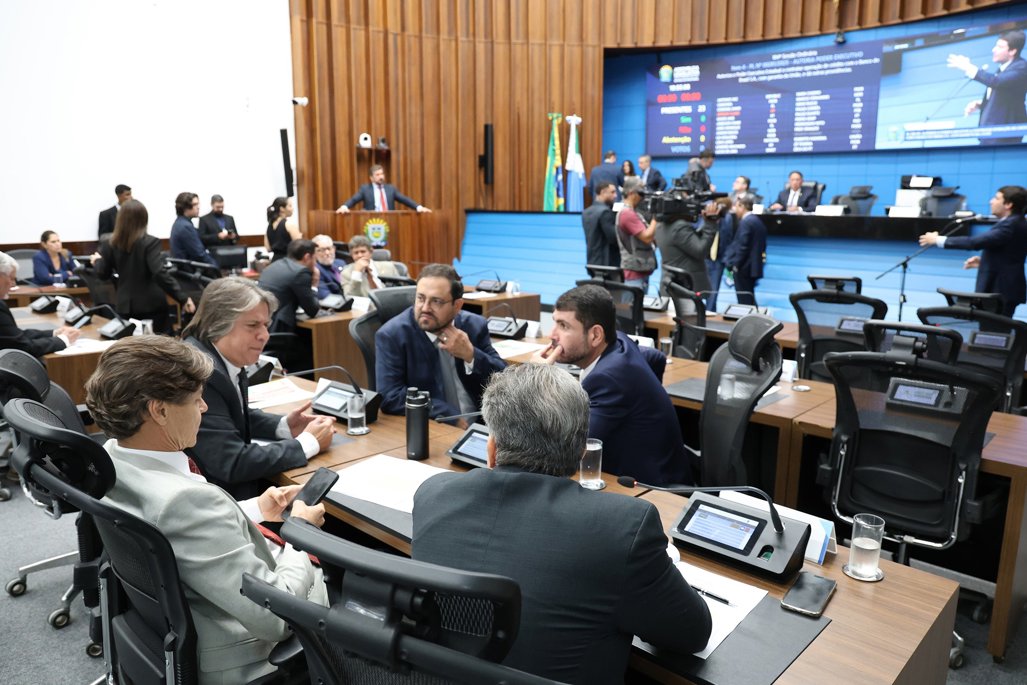 Imagem: Deputados durante sessão plenária; reunião tem início às 9h e é aberta à participação de toda sociedade