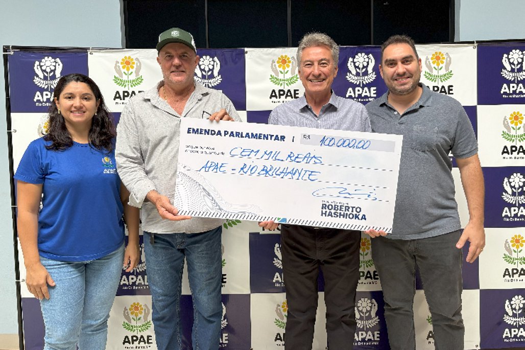Imagem: Entrega de R$ 100 mil, em emenda parlamentar para a Associação de Pais e Amigos dos Excepcionais (APAE) de Rio Brilhante. Com o presidente Roberto Lago, a gerente Etiene e o ex-vereador Venizelos Papacosta.