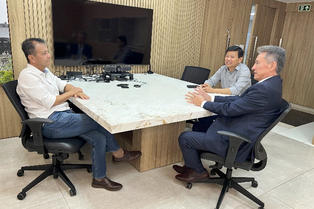 Imagem: Recebido pelo diretor-presidente Áureo Francisco Akito Ikeda, o parlamentar conheceu de perto a estrutura e o funcionamento logístico, juntamente com o assessor Claudio Sussumu.