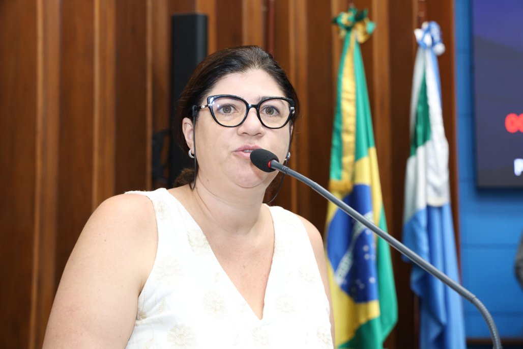 Profª. da UEMS, Erika usou a tribuna em nome dos servidores Foto: Wagner Guimarães / ALEMS