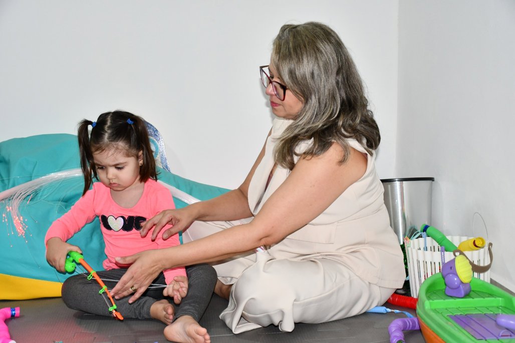 Terapeuta ocupacional Lilianthea Viegas frisa que identificar autismo na infância pode transformar trajetórias (Foto: Anderson Viegas / A2L Comunicação)