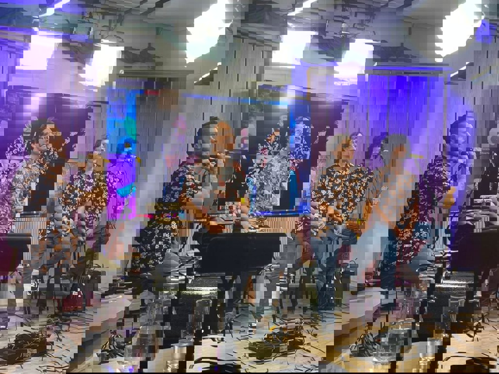 Power trio Leca Harper & A Cozinha Cabeluda