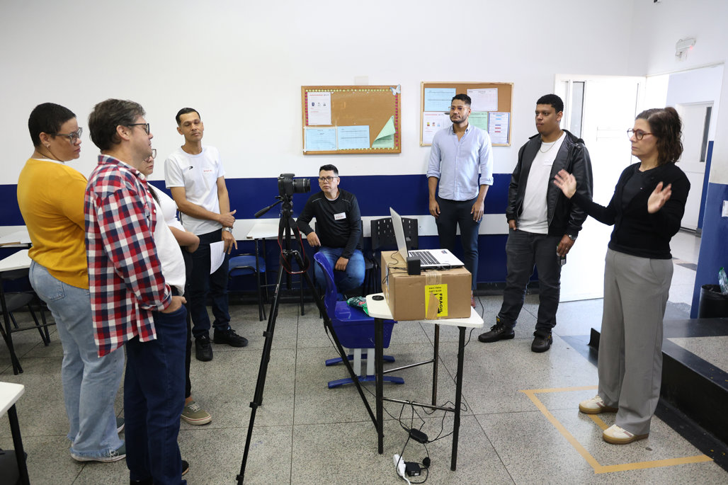 Equipe da FCC explica os procedimentos para a prova prática de Libras