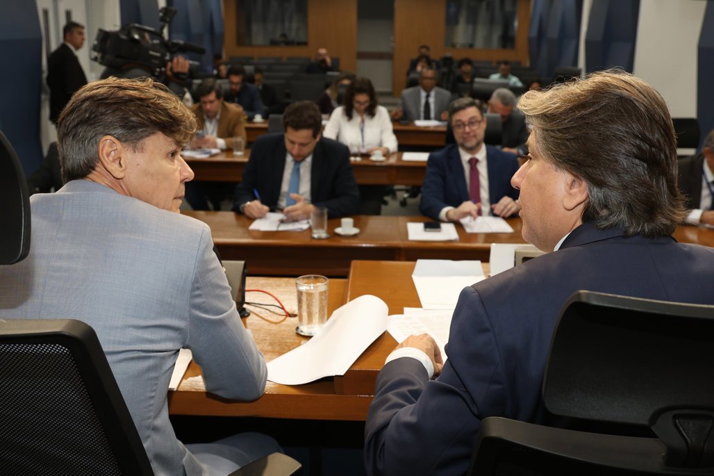 Assessores jurídicos acompanhando os pareceres dos deputados