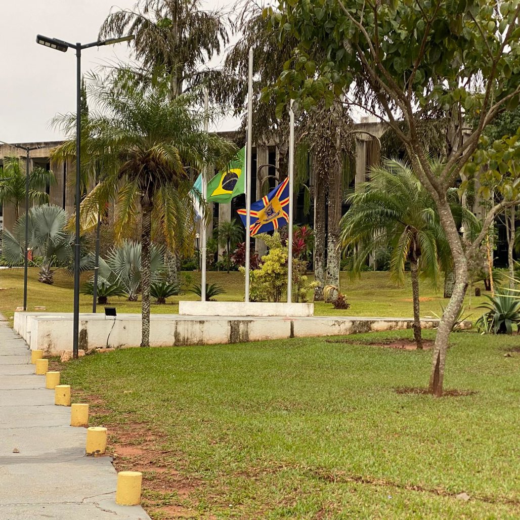 Bandeiras na frente da ALEMS estão hasteadas a meio-mastro (Foto: Maria Inez Albuquerque)