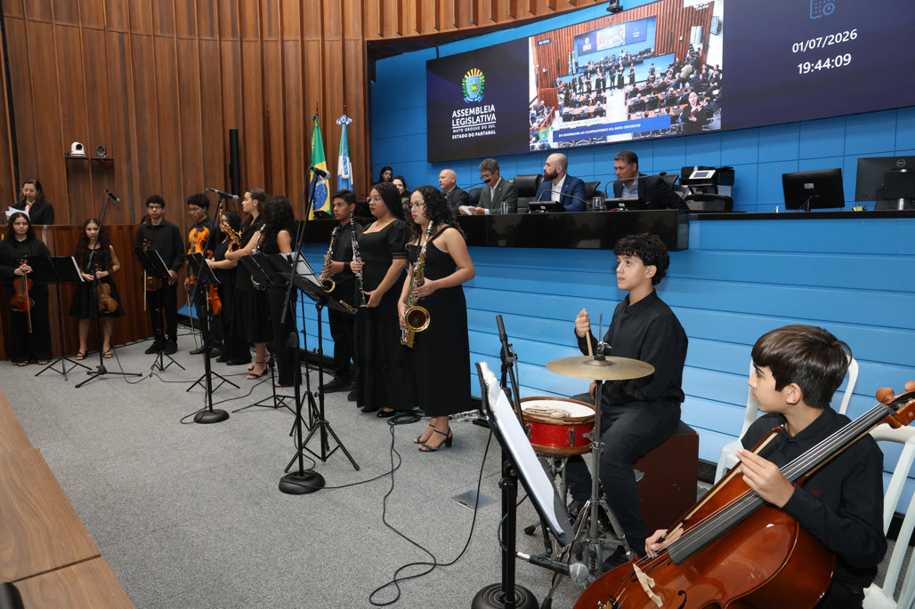 Osquestra Som e Vida apresentou as canções Carinhoso e Quilômetro 11