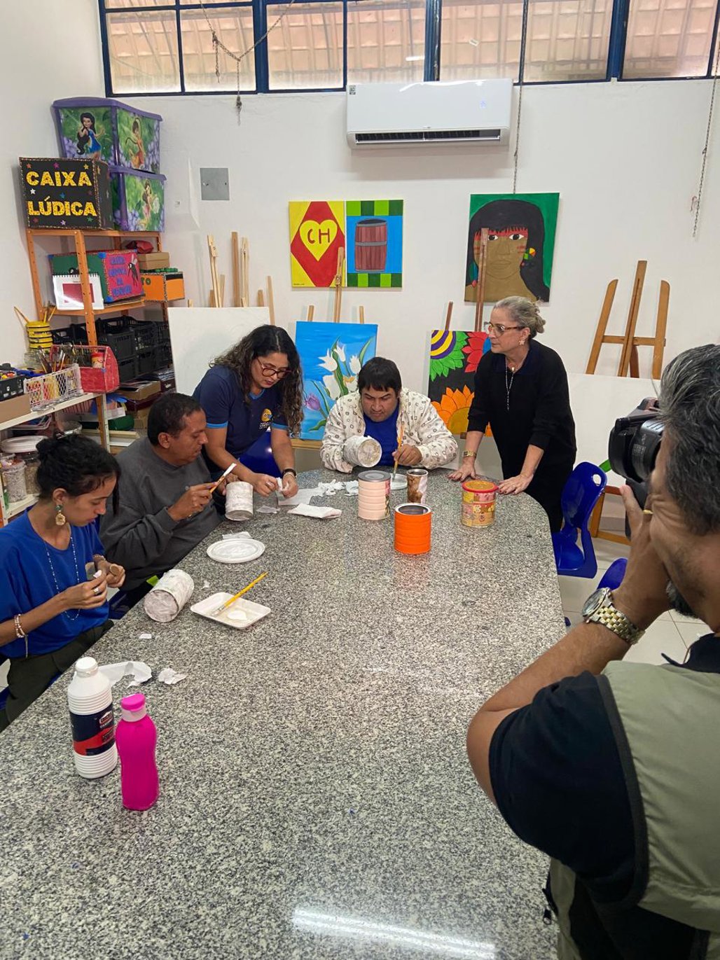 Alunos do CEDEG durante aula de artes