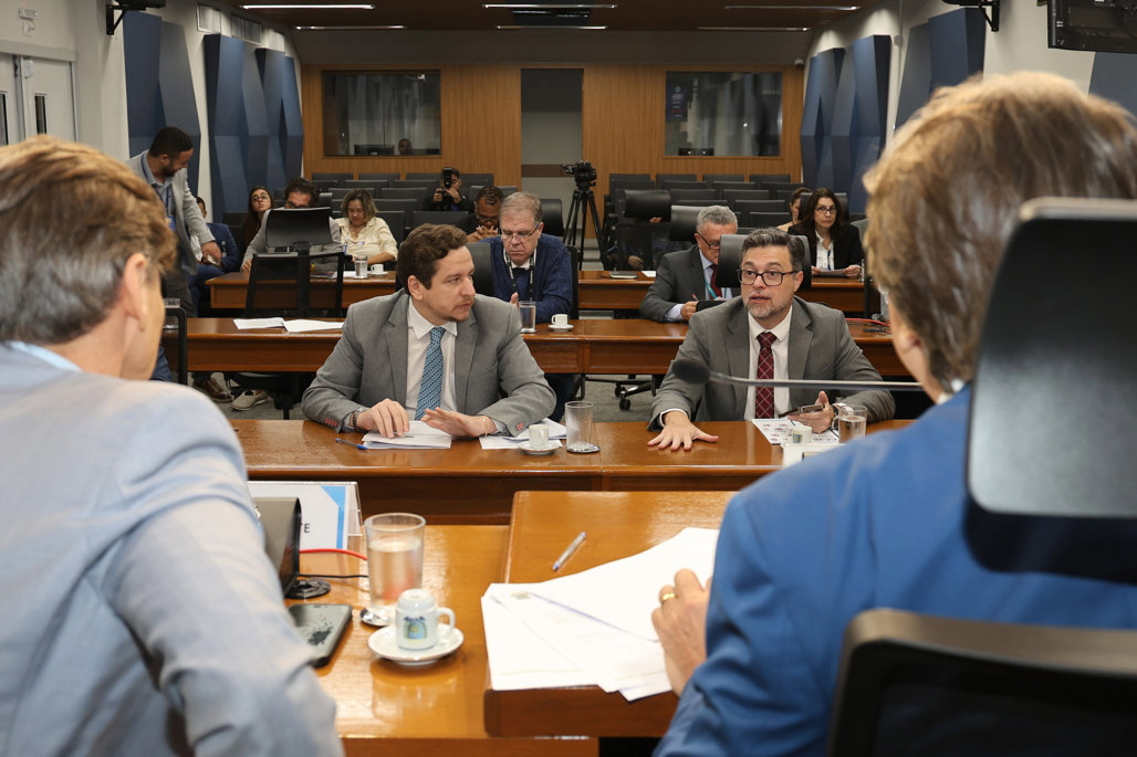 Assessores jurídicos acompanham a reunião da CCJR