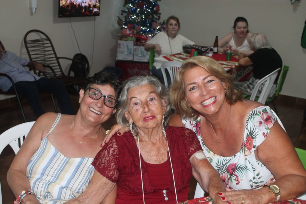 Tetis e Josiane acompanhadas de outras pessoas na casa de respouso (Foto: Acervo pessoal)