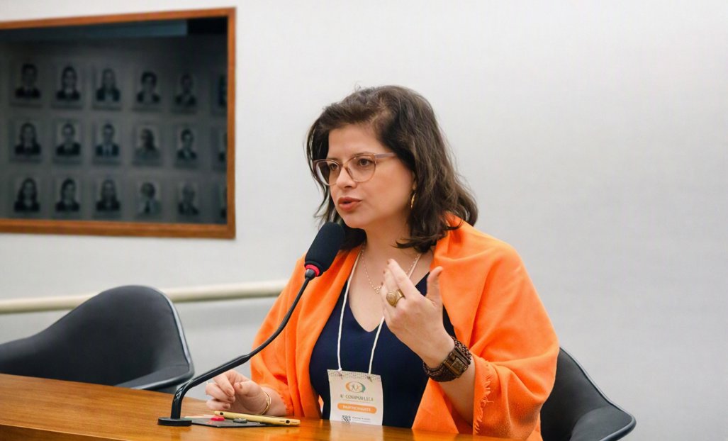 Fabiana Silvestre apresentou no GT 6 um relato de experiência sobre a comunicação humanizada na ALEMS. Foto: Vinícius Loures
