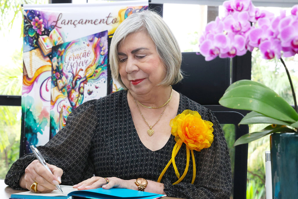 Escritora Marlene Figueira durante dedicatória da obra Foto: Wagner Guimarães