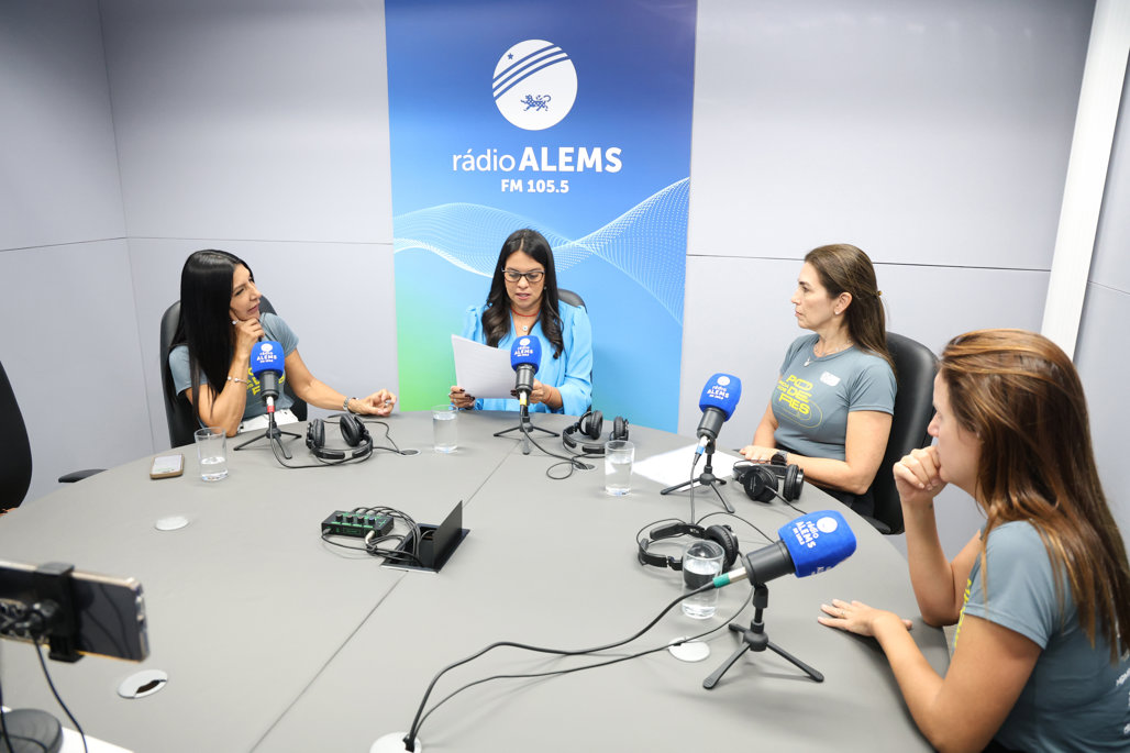 Entrevista conduzida por Karine Cortez, coordenadora da Rádio ALEMS Foto: Wagner Guimarães